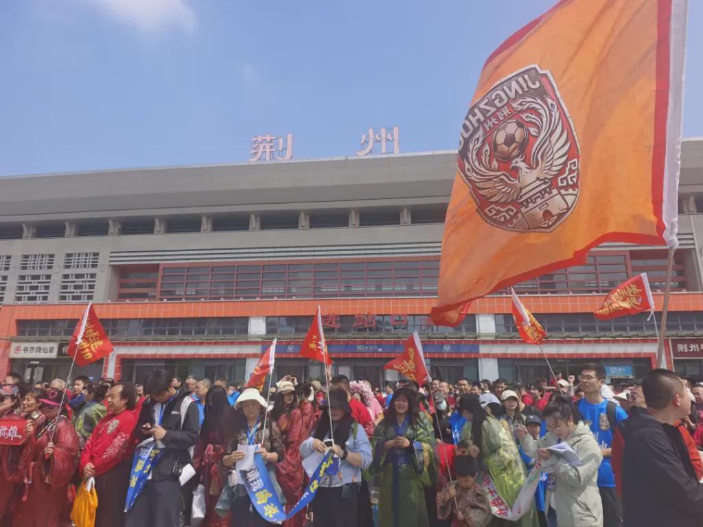 星空体育官方网站-荆州市长率球迷团“出征”黄石，走进球迷车厢高呼“荆州必胜”